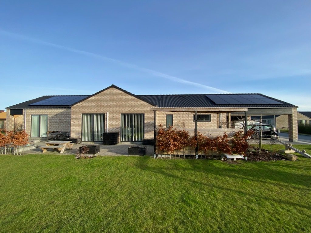 Privat villa med solcelleanlæg installeret af Risskov Teknik og Solar — solcellefirma med 15 års erfaring.
