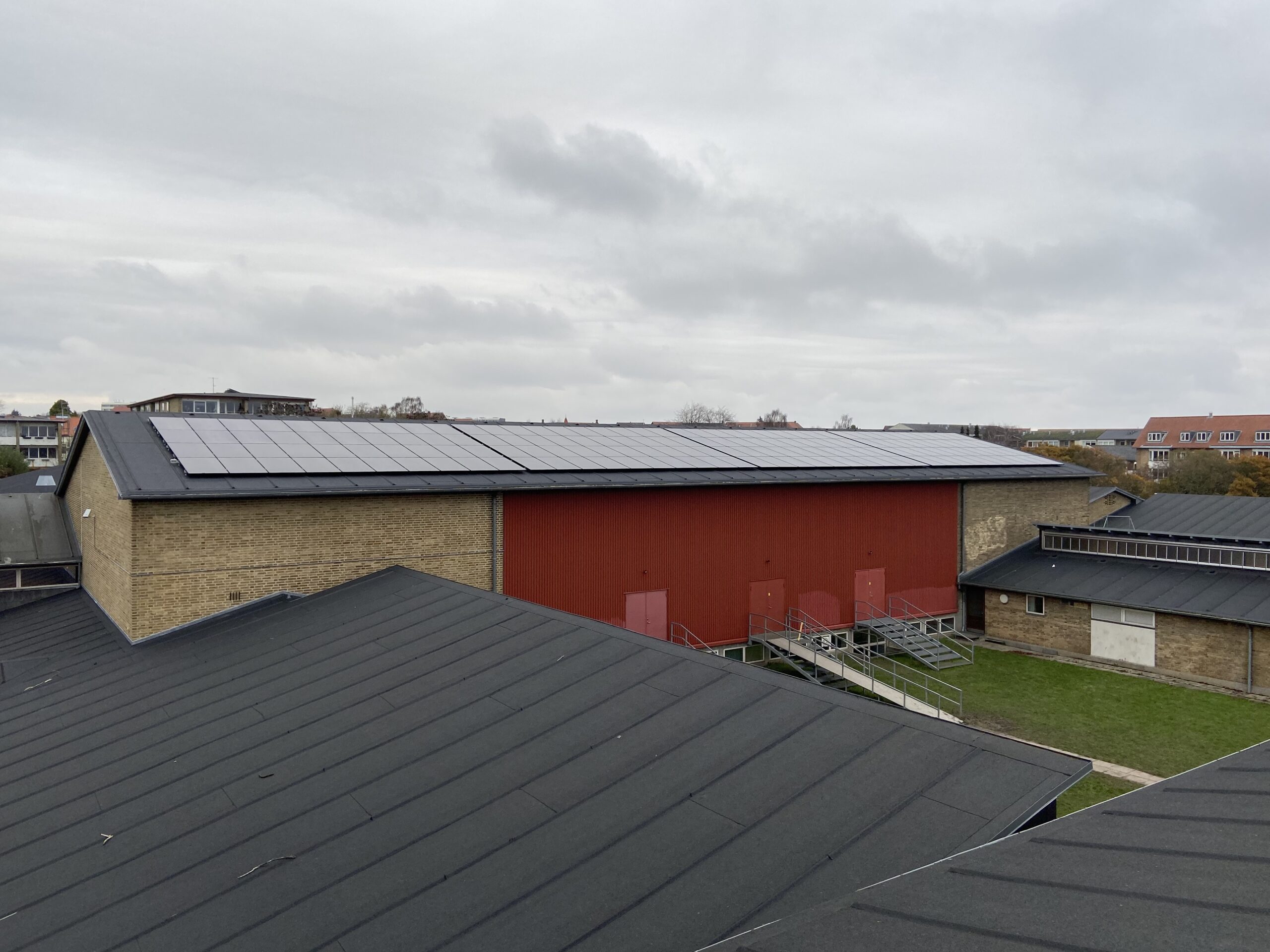 Solceller på Katrinebjergskolen, installeret for Aarhus Kommune.