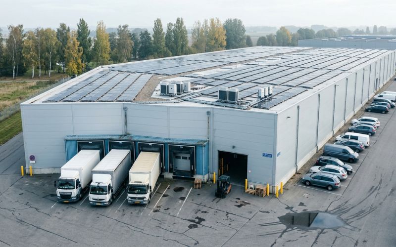 Solceller på logistik- og lagertag