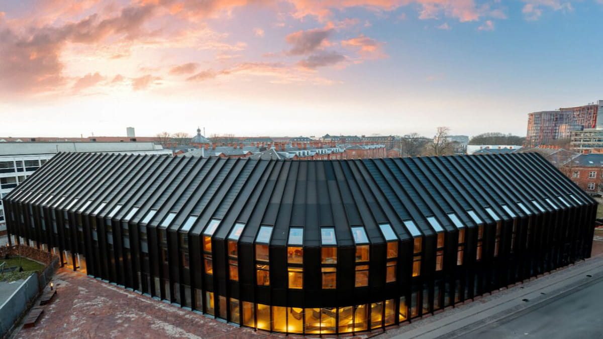 Integrerede solceller i tagfladen — SolarTag løsning på erhvervsbygning.